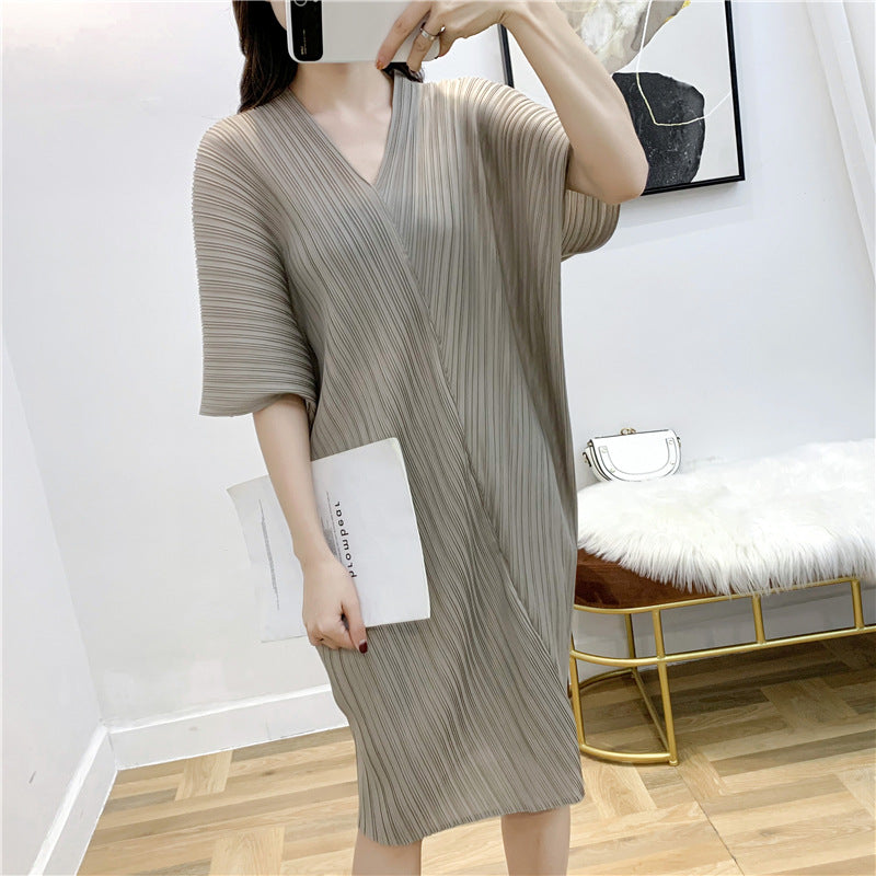 2025 hot-selling dress V-neck medium and long summer new product solid color pleated skirt versatile loose large size women's clothing wholesale