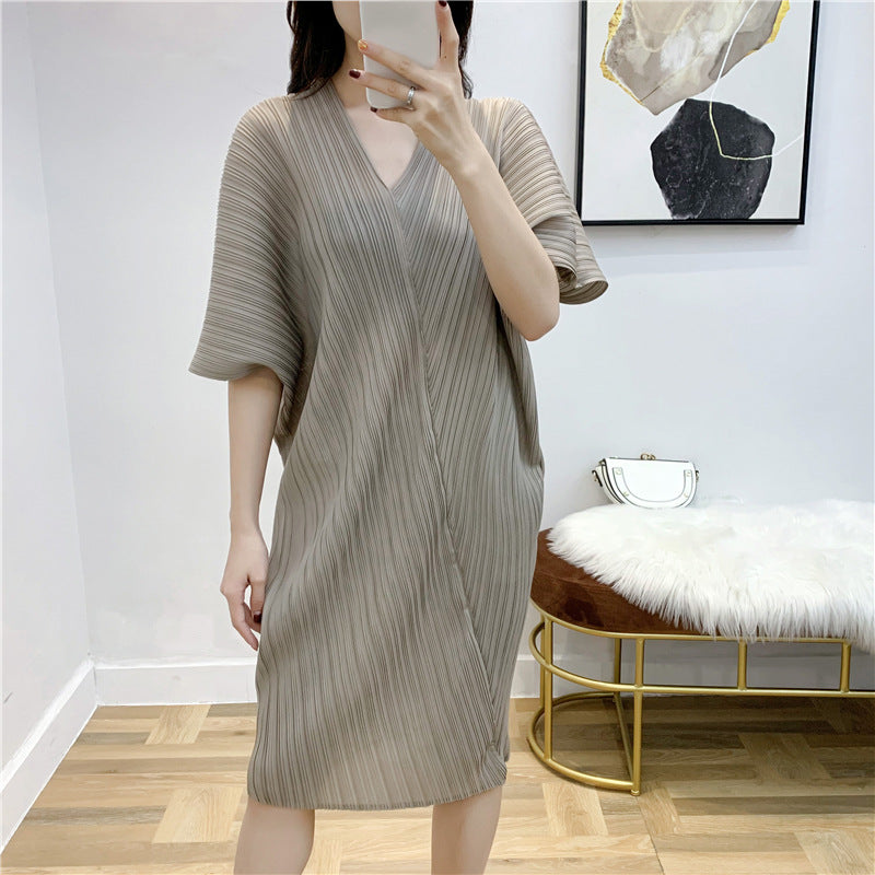 2025 hot-selling dress V-neck medium and long summer new product solid color pleated skirt versatile loose large size women's clothing wholesale