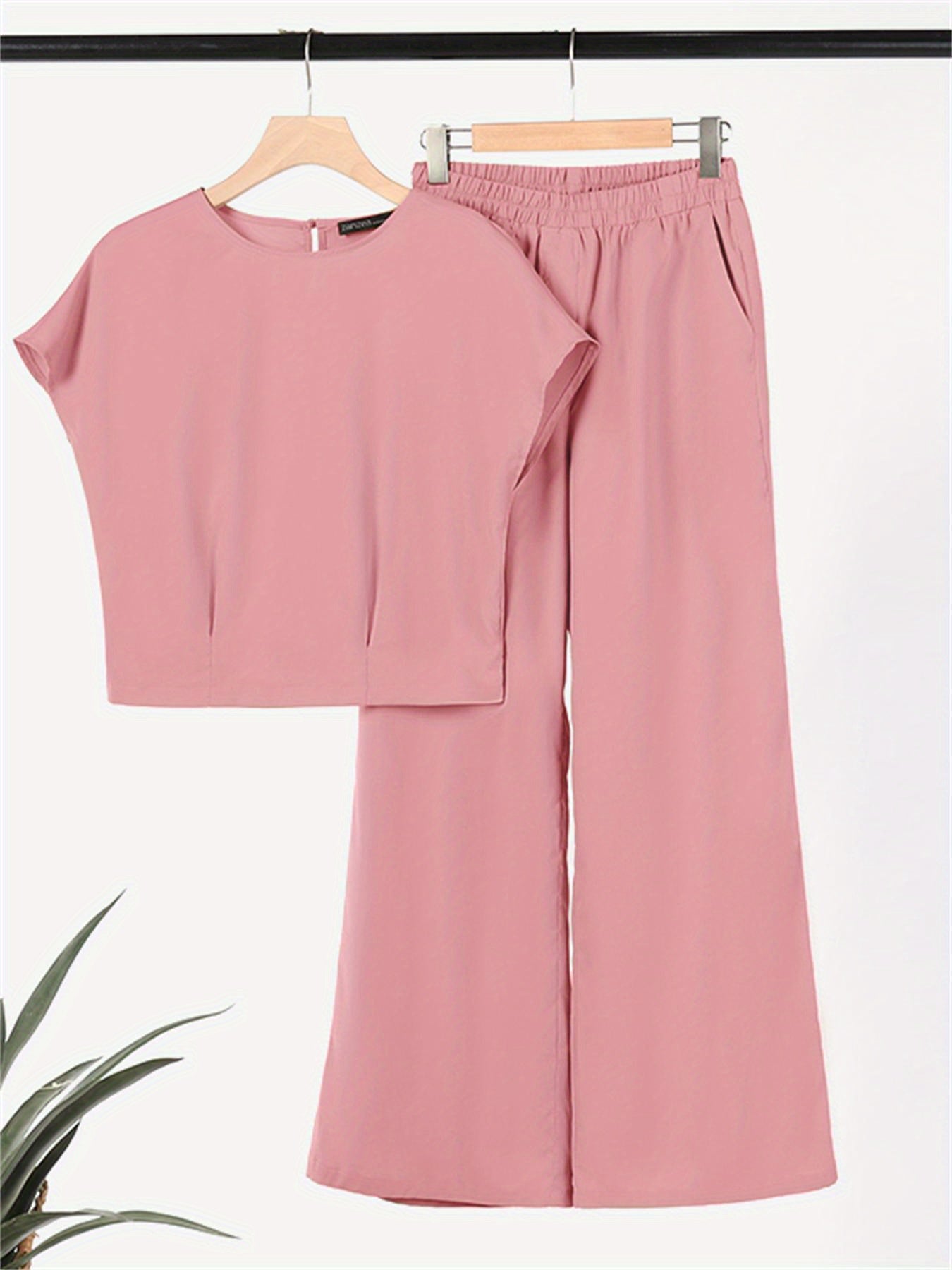 Lightweight & Stylish Womens Two-Piece Outfit - Loose Fit Solid Color T-Shirt with Crew Neck & Dual Pocket Pants - Perfect Casual Clothing Set for Everyday Fashion