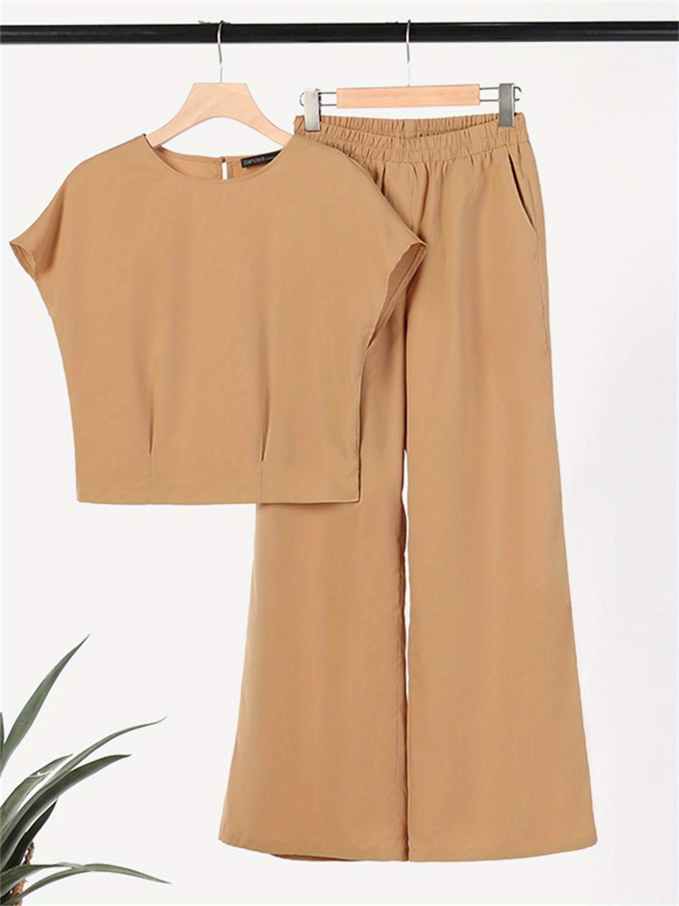 Lightweight & Stylish Womens Two-Piece Outfit - Loose Fit Solid Color T-Shirt with Crew Neck & Dual Pocket Pants - Perfect Casual Clothing Set for Everyday Fashion