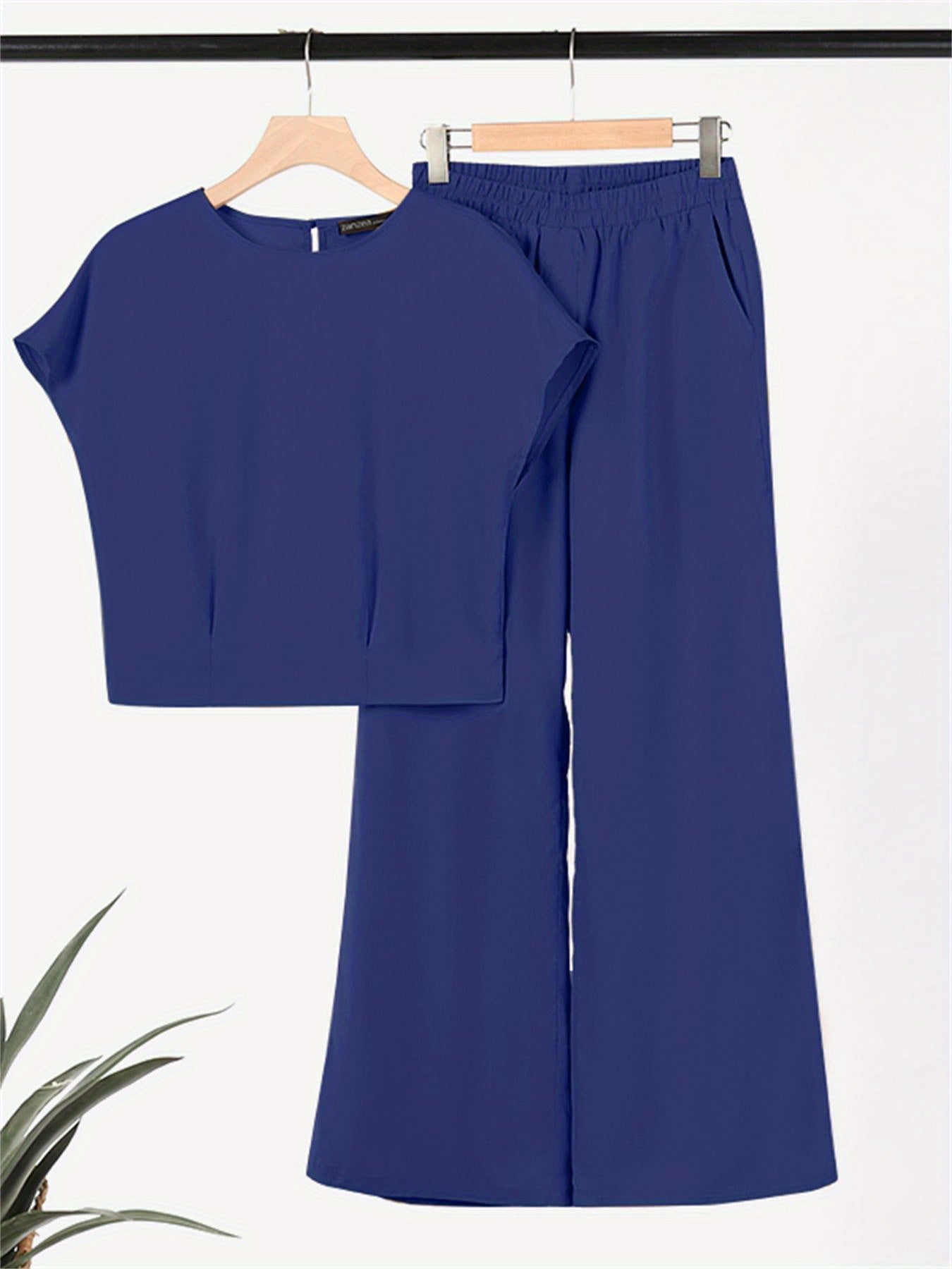 Lightweight & Stylish Womens Two-Piece Outfit - Loose Fit Solid Color T-Shirt with Crew Neck & Dual Pocket Pants - Perfect Casual Clothing Set for Everyday Fashion