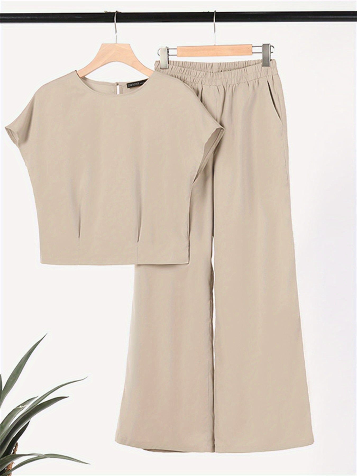 Lightweight & Stylish Womens Two-Piece Outfit - Loose Fit Solid Color T-Shirt with Crew Neck & Dual Pocket Pants - Perfect Casual Clothing Set for Everyday Fashion
