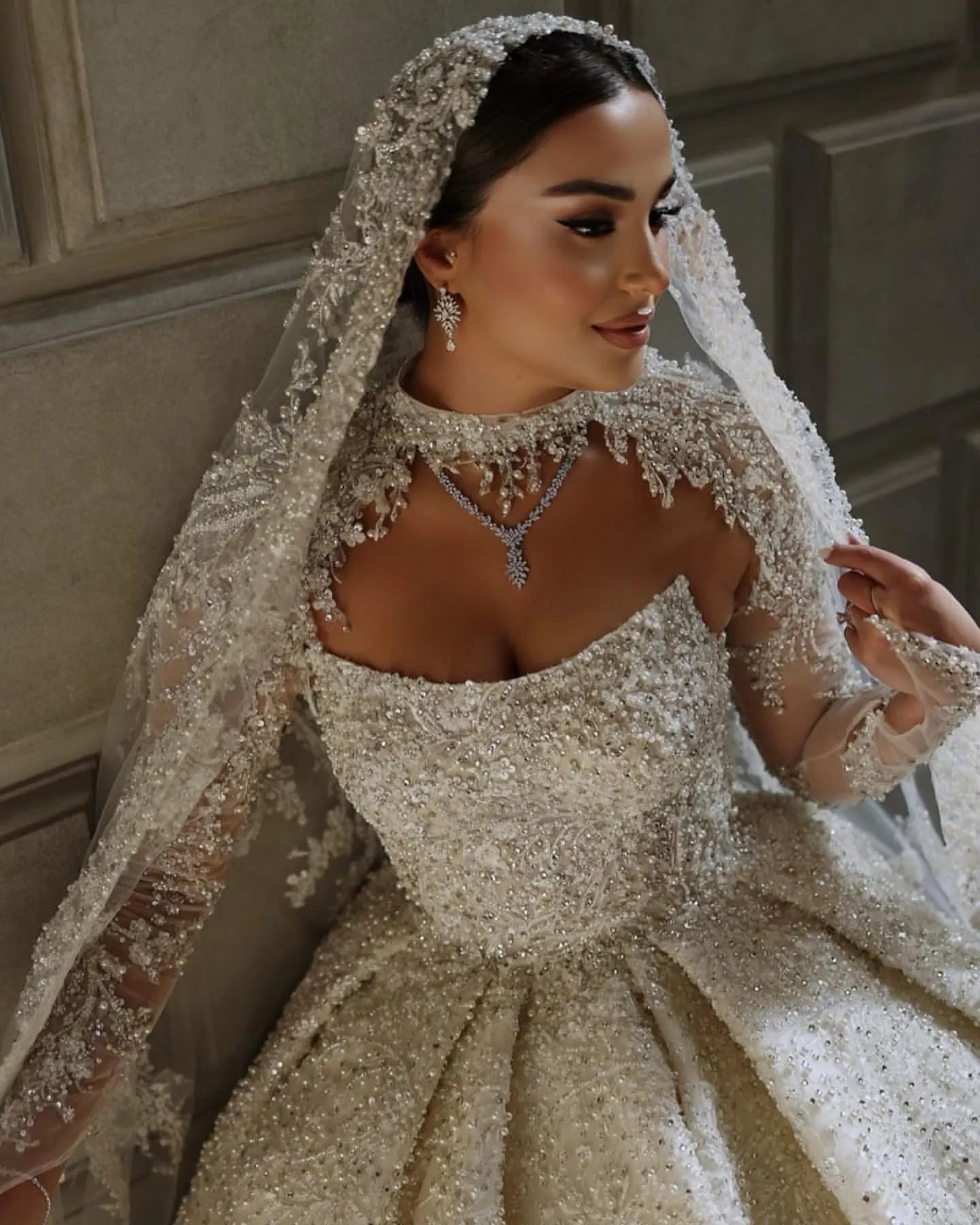 Vintage crystal ball gown Wedding Dress for bride luxury pearls beading lace wedding dresses strapless Vestido De Noiva Dubai saudi arabic robe mariage Bridal gowns