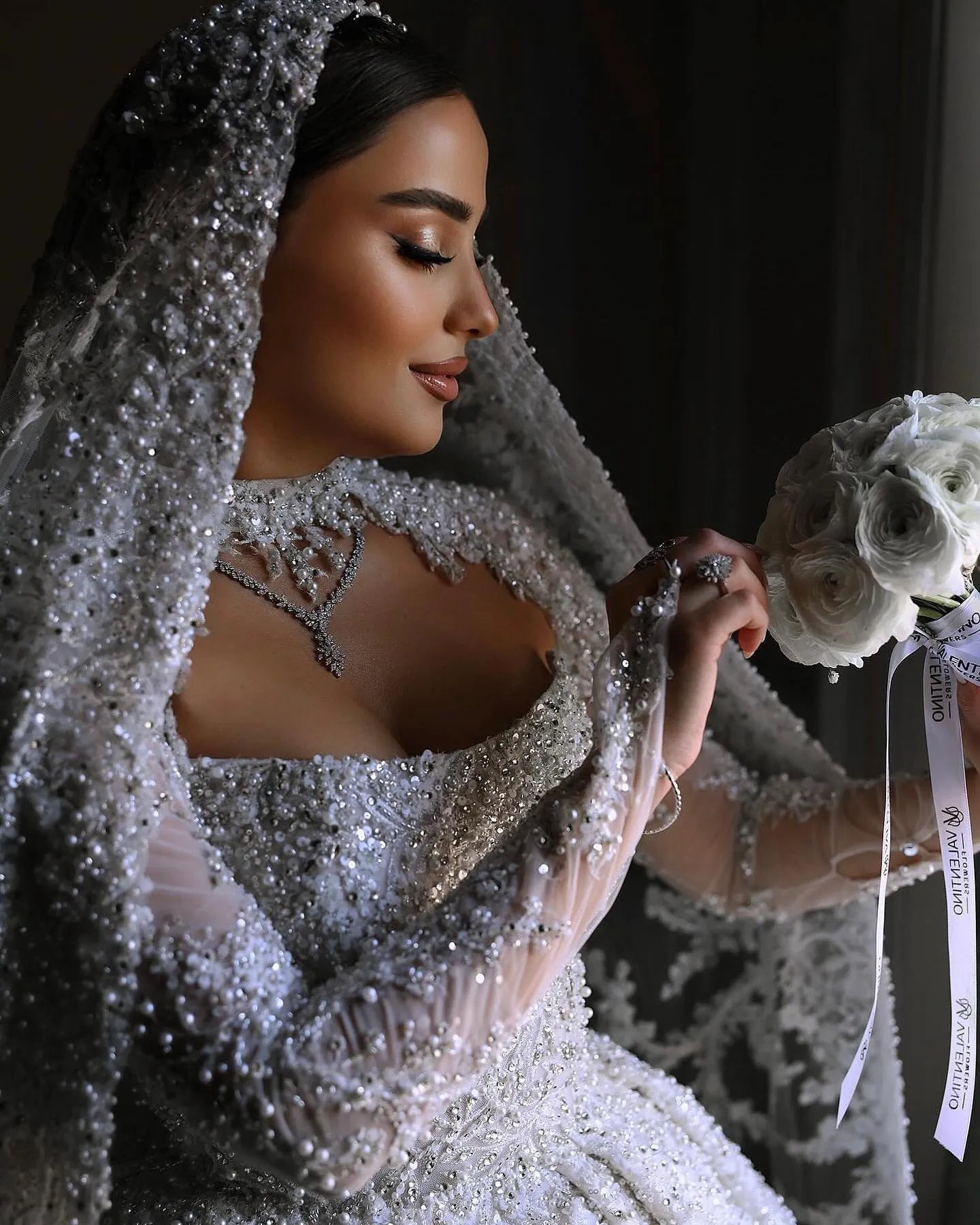 Vintage crystal ball gown Wedding Dress for bride luxury pearls beading lace wedding dresses strapless Vestido De Noiva Dubai saudi arabic robe mariage Bridal gowns