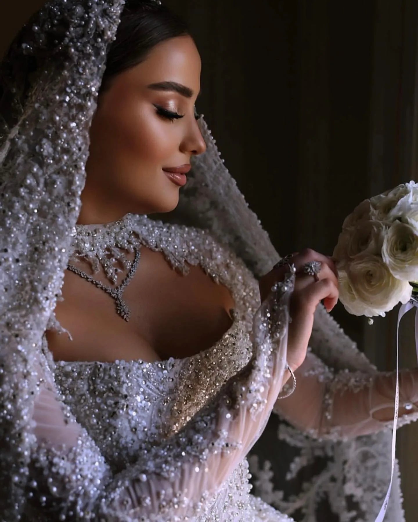 Vintage crystal ball gown Wedding Dress for bride luxury pearls beading lace wedding dresses strapless Vestido De Noiva Dubai saudi arabic robe mariage Bridal gowns