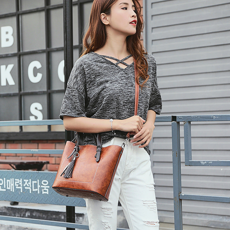 2025 Hot trade new women's bags fashion trend women's bags handbags Korean pendant fringed large bucket bag retro shoulder bag