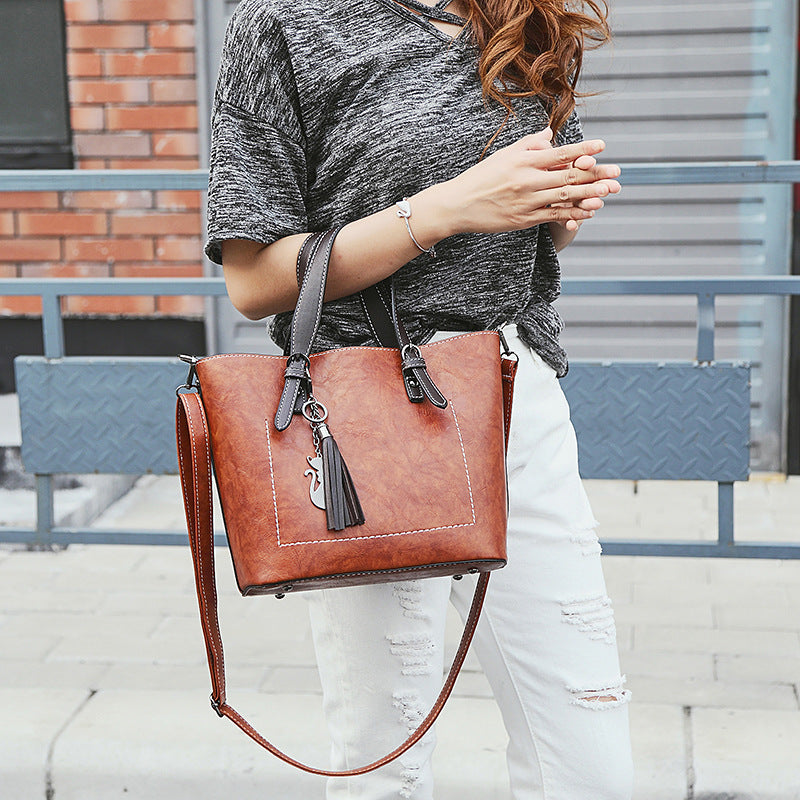 2025 Hot trade new women's bags fashion trend women's bags handbags Korean pendant fringed large bucket bag retro shoulder bag