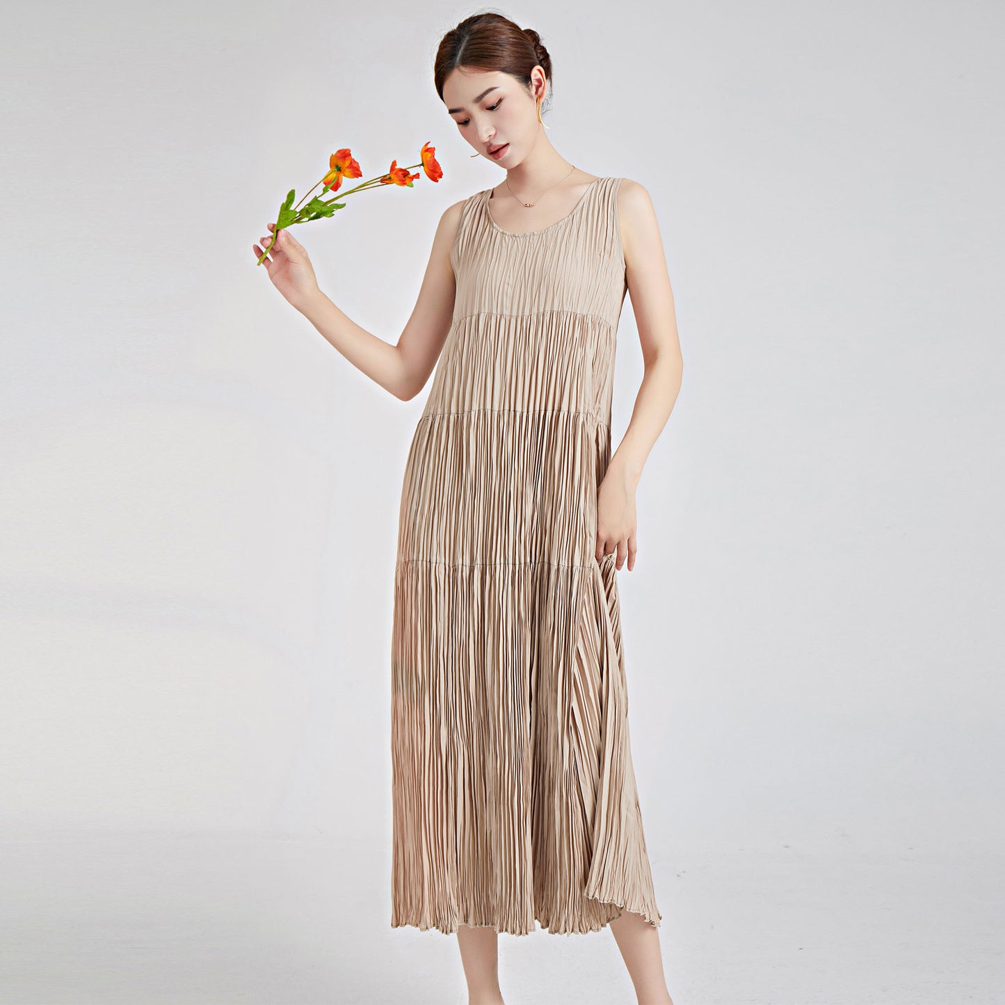 2025 Women's summer dress round neck sleeveless loose drape medium and long a-shaped skirt elegant dress skirt pleated skirt