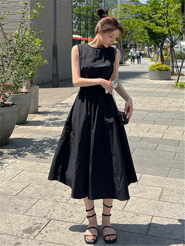 Black Hepburn sleeveless dress for women's summer temperament, waist and thin design, backless medium and long skirt