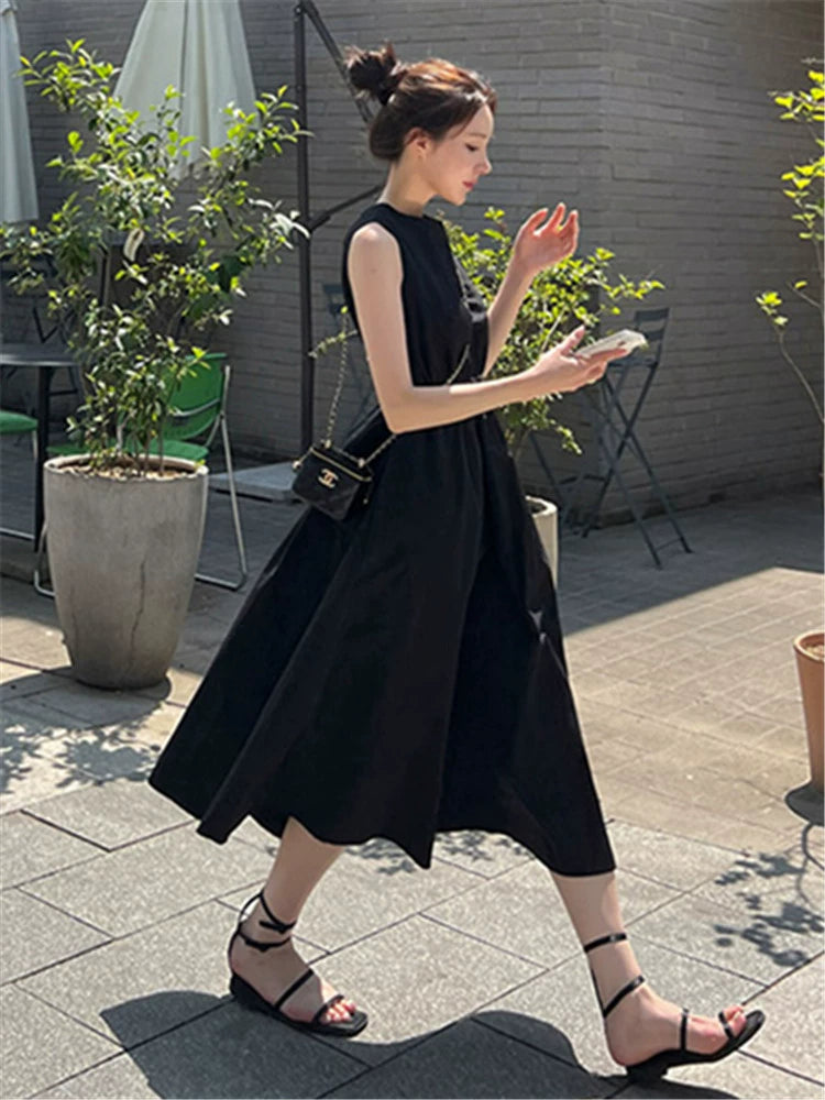 Black Hepburn sleeveless dress for women's summer temperament, waist and thin design, backless medium and long skirt