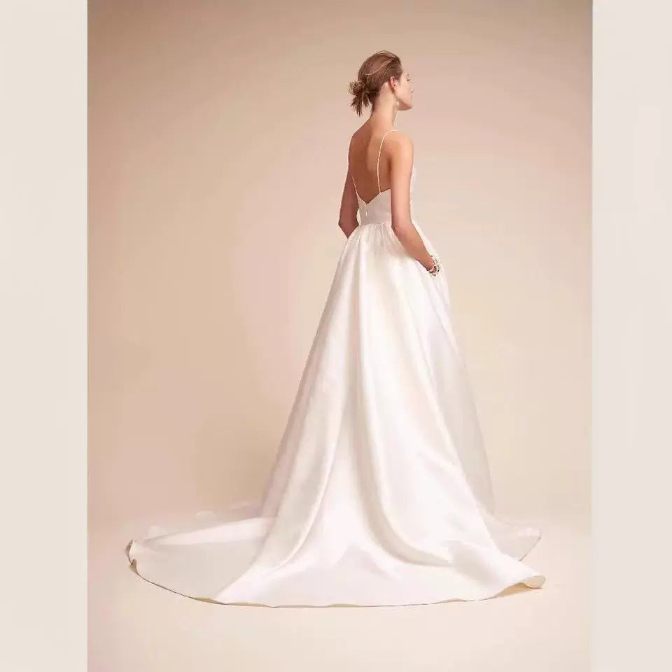 2025 Travel photography light wedding dress new V-shaped suspender satin wedding dress simple trailing bride toasting dress art photo
