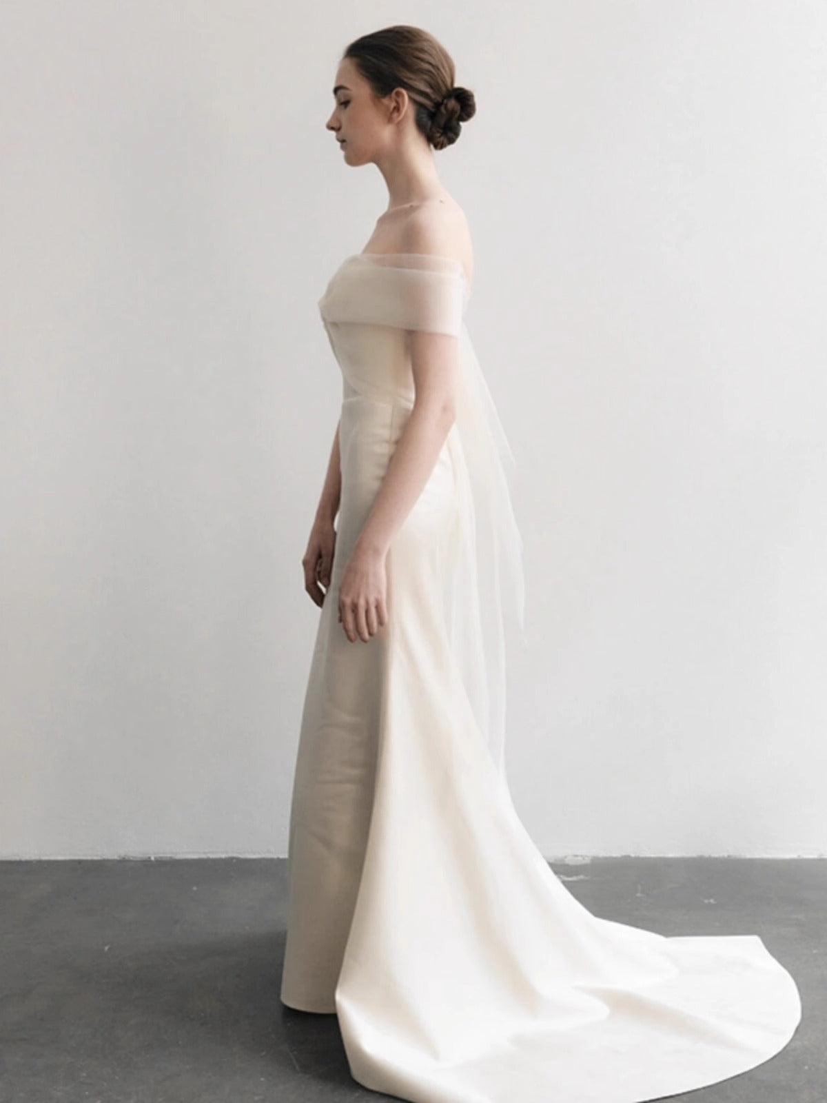 2025 one-word shoulder long-sleeved light wedding dress high-end pleated design bridal morning shot engagement dress slim fishtail dress