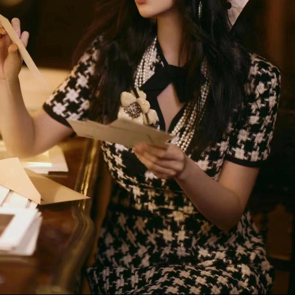 2025 Yang Zi has the same small fragrant style, elegant temperament, black and white thousand birds plaid short-sleeved bow dress.