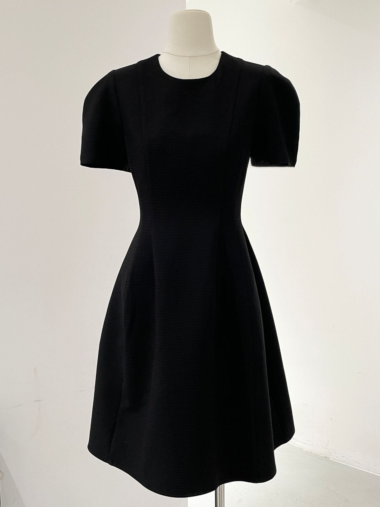 2025 ES MODISH Spring New Product Explosion Hepburn Style Waist Crew Neck Dress Muse Fan Small Black Dress
