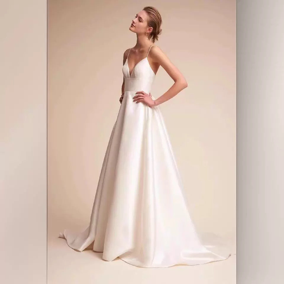2025 Travel photography light wedding dress new V-shaped suspender satin wedding dress simple trailing bride toasting dress art photo