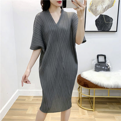 2025 hot-selling dress V-neck medium and long summer new product solid color pleated skirt versatile loose large size women's clothing wholesale