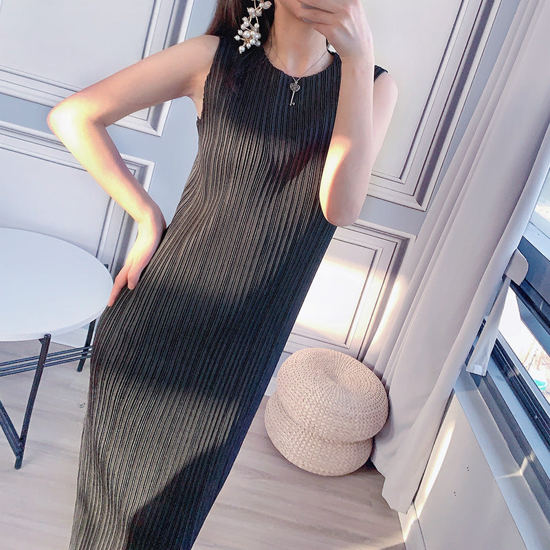 2025 sleeveless dress women's long new product thin fashion slim hip wrap long dress versatile pleated primer skirt