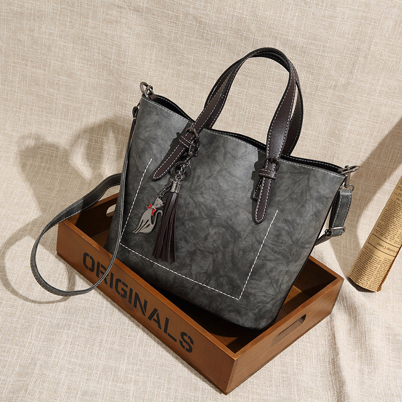 2025 Hot trade new women's bags fashion trend women's bags handbags Korean pendant fringed large bucket bag retro shoulder bag