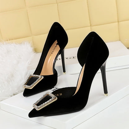 2025 1363-K39 Temperament banquet high heels thin heel shallow mouth pointed metal buckle Xishi velvet side empty super high heel single shoes