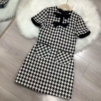 2025 Yang Zi has the same small fragrant style, elegant temperament, black and white thousand birds plaid short-sleeved bow dress.
