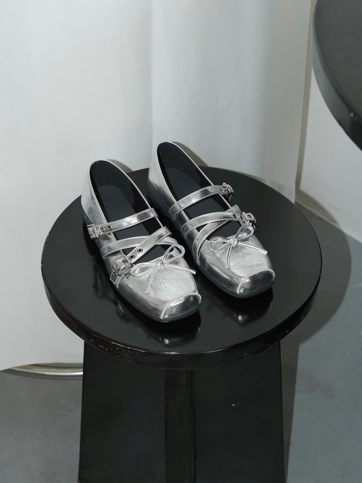 2025 2025 spring new red bow small single shoes women's spring and summer leather retro shallow mouth rivet ballet flats