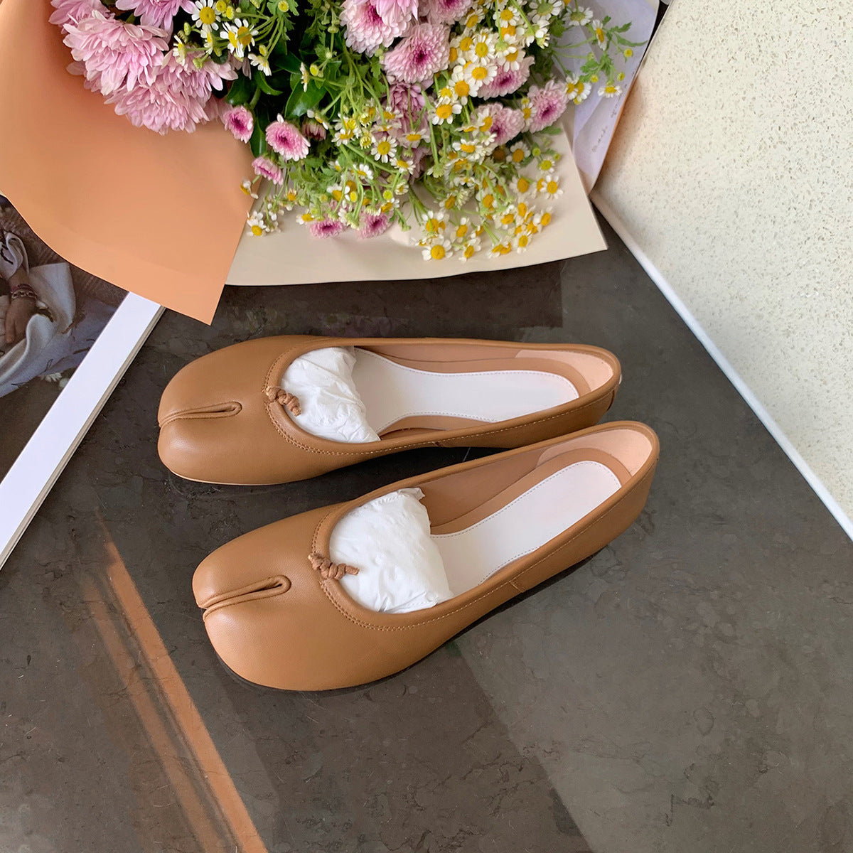 2025 Cowhide version~ 2025 new shoes of the same style, genuine leather pig's trotters, split-toed shoes, personalized shallow mouth flat-soled loafers, women's single shoes
