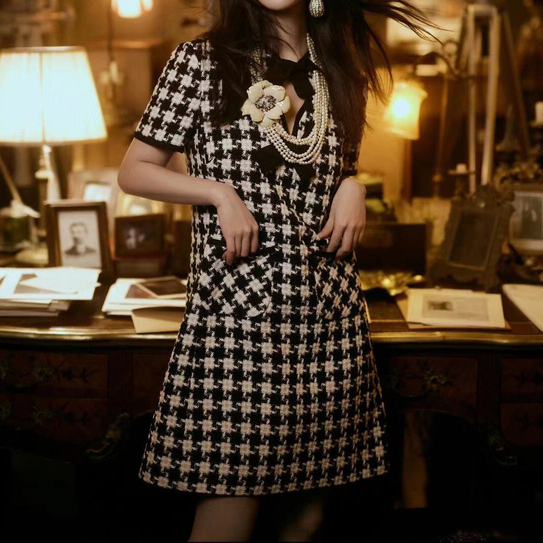 2025 Yang Zi has the same small fragrant style, elegant temperament, black and white thousand birds plaid short-sleeved bow dress.