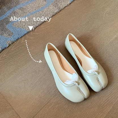 2025 Cowhide version~ 2025 new shoes of the same style, genuine leather pig's trotters, split-toed shoes, personalized shallow mouth flat-soled loafers, women's single shoes