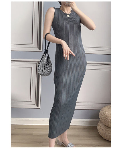 2025 sleeveless dress women's long new product thin fashion slim hip wrap long dress versatile pleated primer skirt