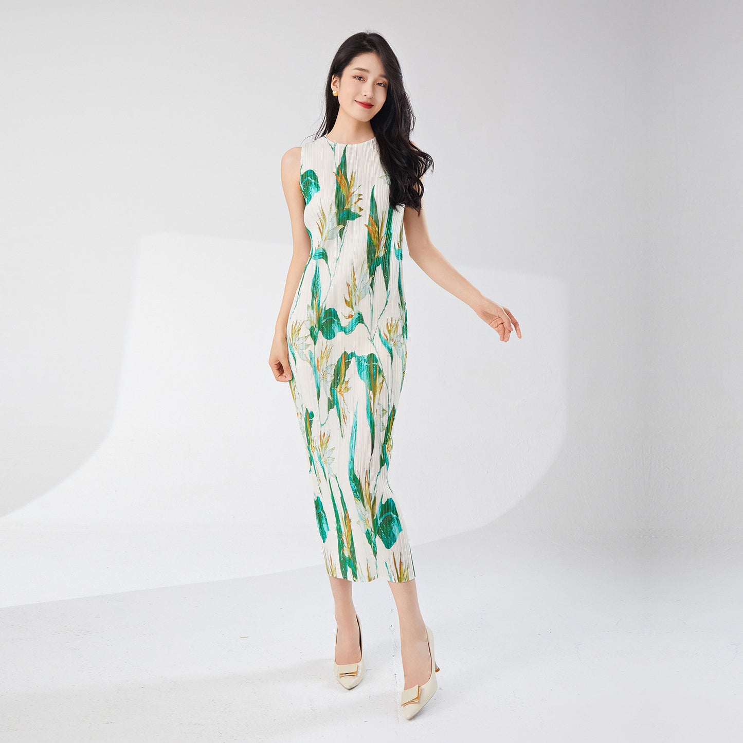 2025 Fashion high-end pleated skirt summer women's new long sleeveless printed straight versatile retro dress