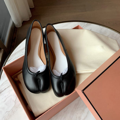 2025 Cowhide version~ 2025 new shoes of the same style, genuine leather pig's trotters, split-toed shoes, personalized shallow mouth flat-soled loafers, women's single shoes