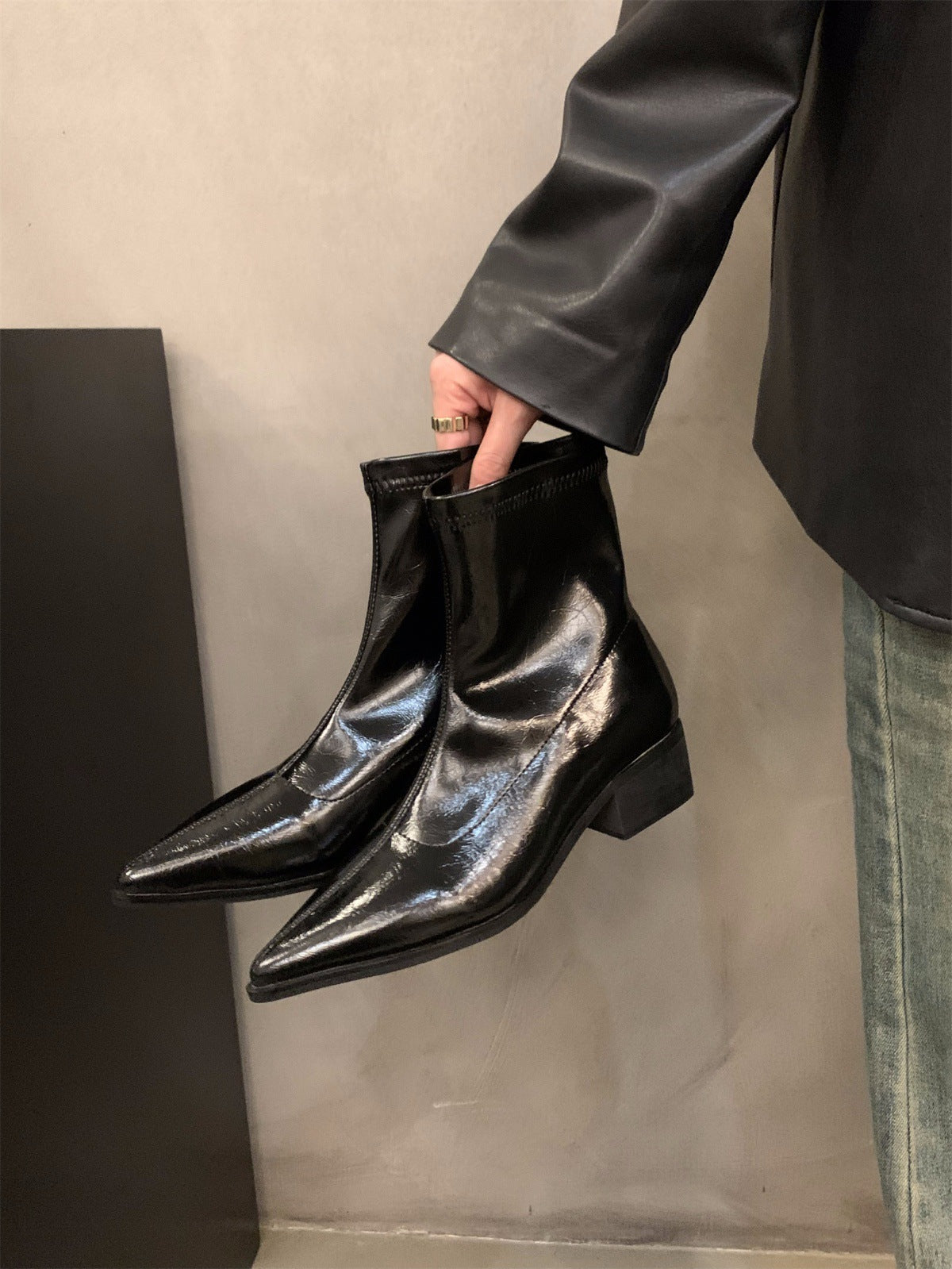 2025 Korean small bare boots black pointed short boots women's shoes popular new autumn and winter Popular style white thick heel thin boots