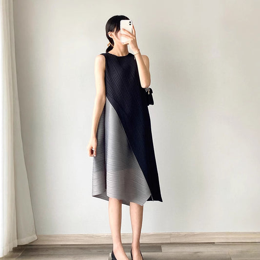 2025 hot-selling dress, high-end sense, light luxury, textured, fashionable, contrasting colors, loose large-size pleated a-word skirt tide
