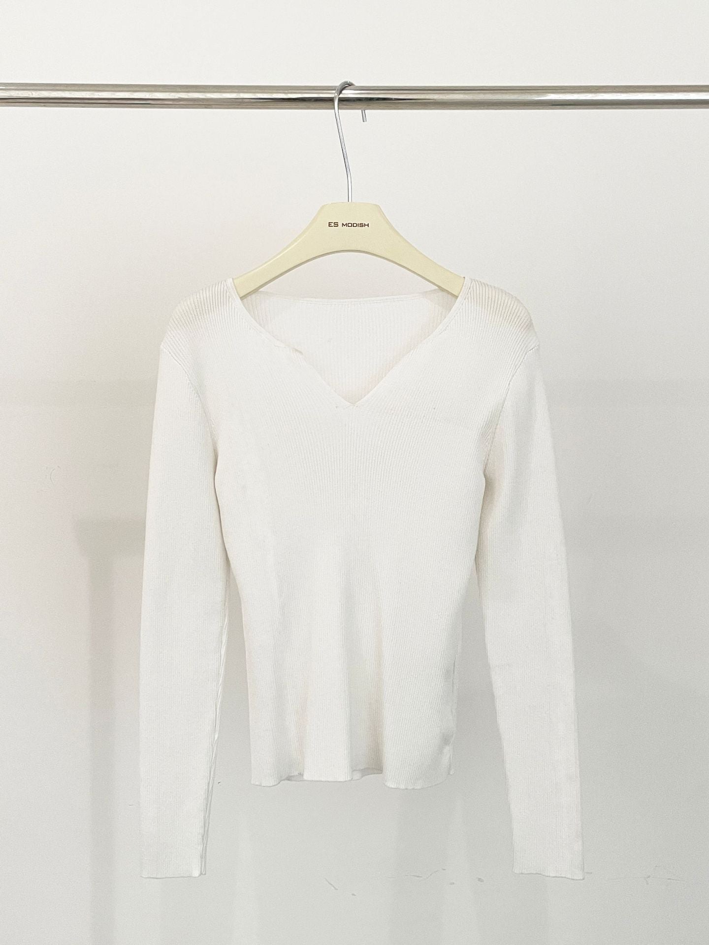 2025 ES MODISH spring new product elegant V-neck slim-fitting long-sleeved knitted sweater high-end Tencel top women